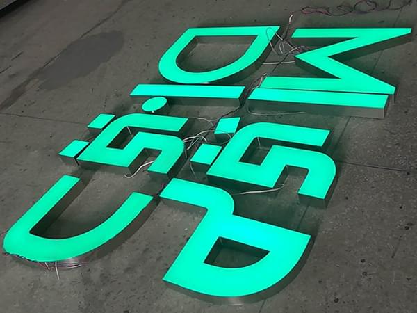 連鎖品牌門店不銹鋼樹脂發(fā)光字 連鎖品牌門店不銹鋼樹脂發(fā)光字