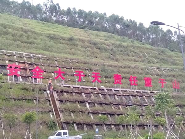 金屬骨架斜撐廣告牌高速斜坡立體字