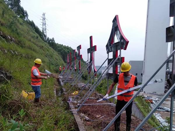 金屬骨架斜撐廣告牌高速斜坡立體字